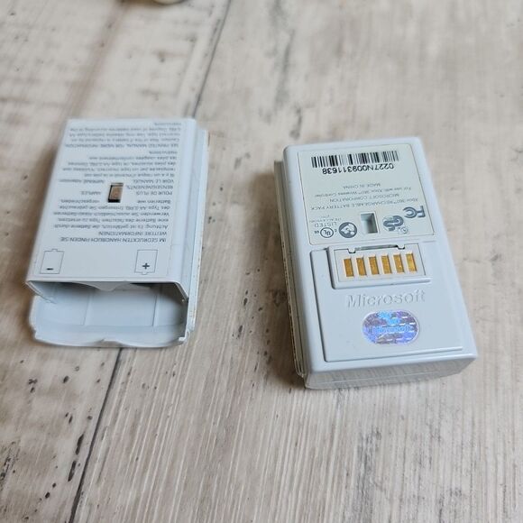 Lot of 2 Xbox 360 Wireless Controllers + HDD + Box + Docs + Cables + Faceplates - Picture 7 of 16